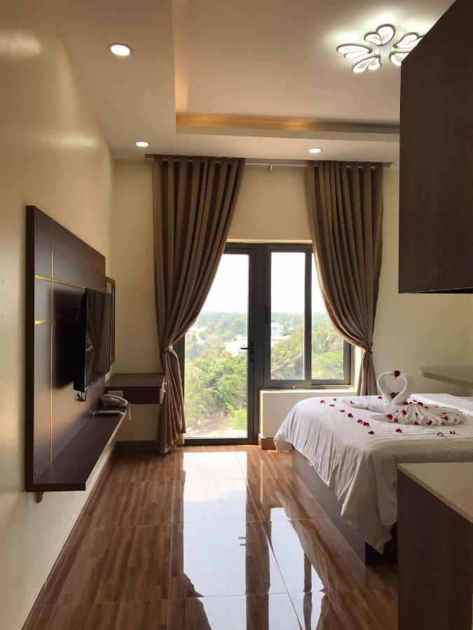 Winston Riverside Hotel